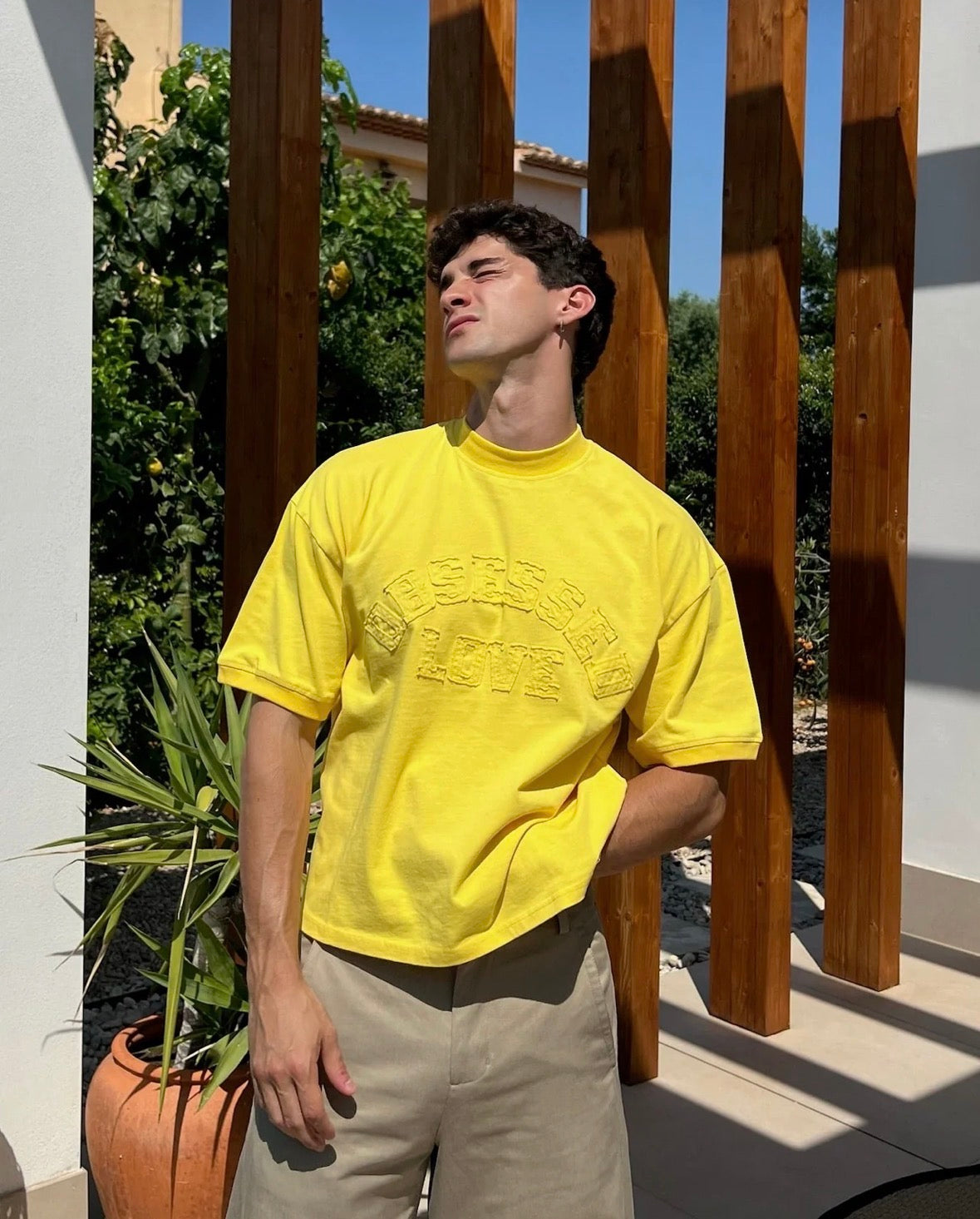 Love camiseta amarilla