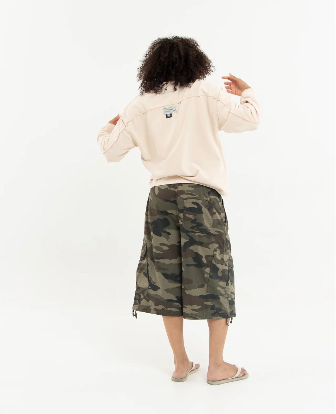 Love DISTRESSED CREAM CREWNECK