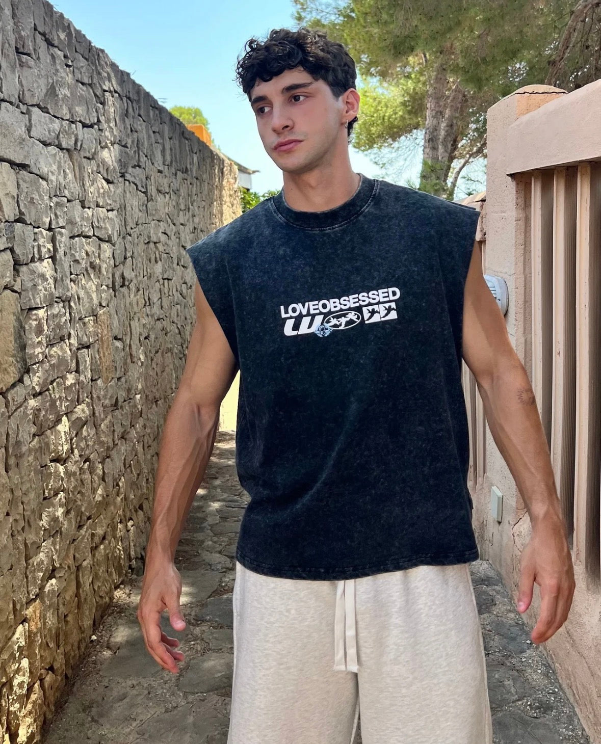 LOVE SANS MANCHES TEE